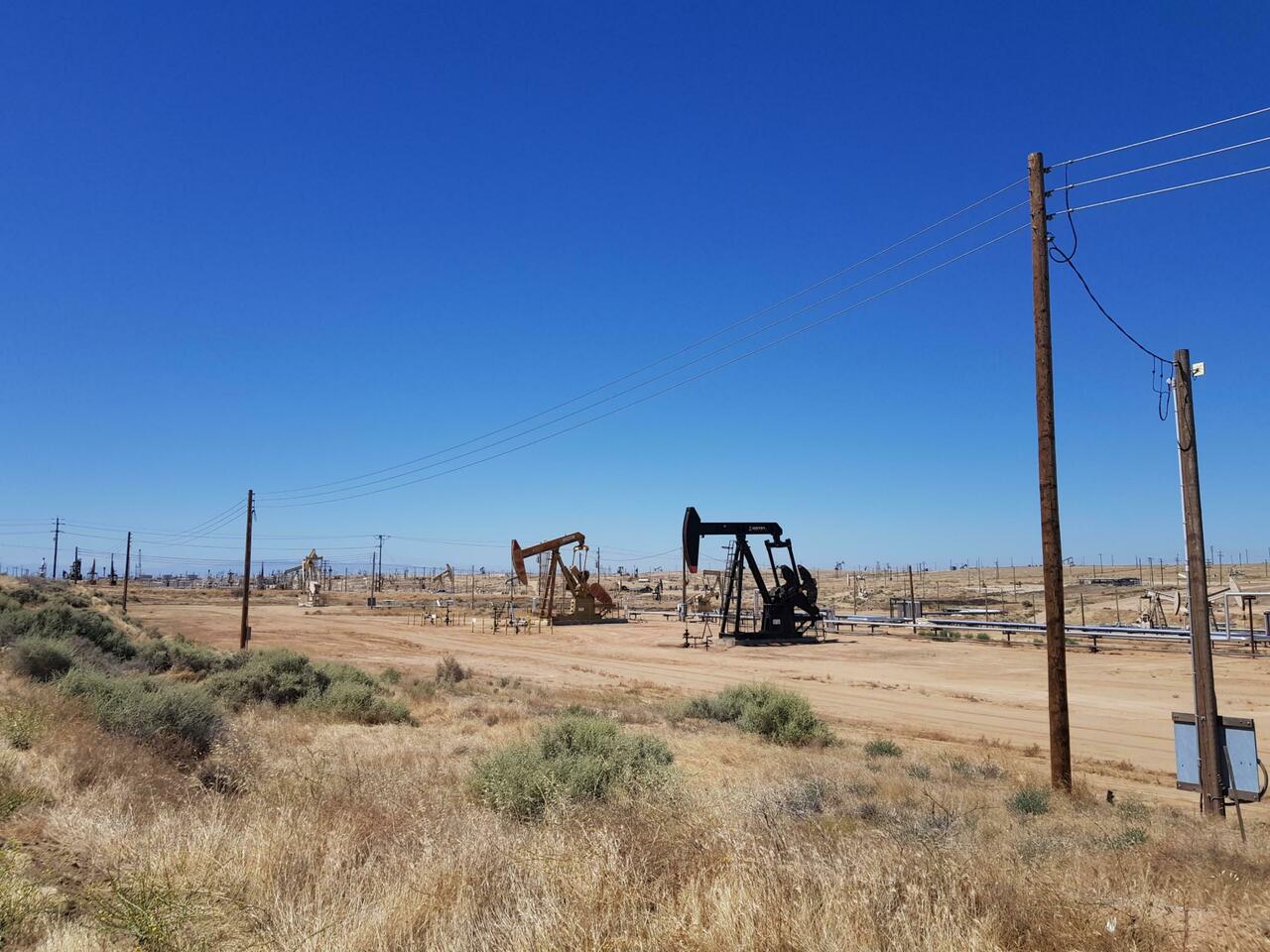 Unterwegs treffen wir auf Ölpumpen