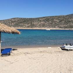 Patagon und Beiboot in Ormos Kalotaritissa