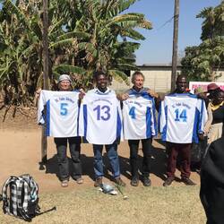 Wir haben Trikots für die Fußballmannschaft mitgebracht.