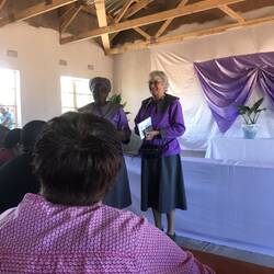 Barbara überbringt Grüße und Spenden