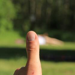 Eine Daumenlänge Abstand.