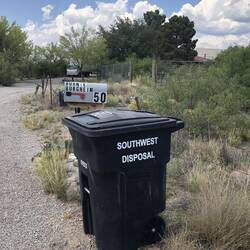 Unser Briefkasten und Mülltonne
