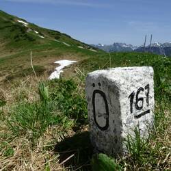 Ein Grenzstein aus Zeiten, als die Staaten noch Österreich und Bayern hießen.