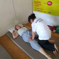 Massage thaï dans un temple