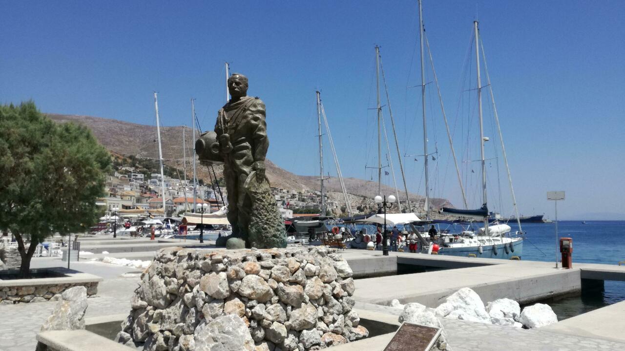 Schwammtaucher begrüßt uns im Hafen von Pothia auf Kalymnos