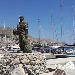 Schwammtaucher begrüßt uns im Hafen von Pothia auf Kalymnos