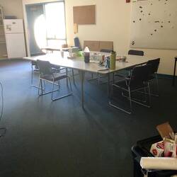 Ein verlassrnes und aufgeräumtes Lehrerzimmer.