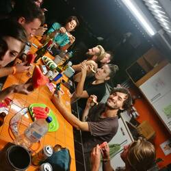 Down Under Hosteljaner beim Wassermelone futtern :)