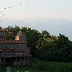 Kloster Shuamta, mit großem Kaukassus im Hintergrund