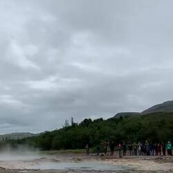 der Strokkur Geysir, kommt ca. alle 8-10 Minuten