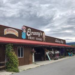 Hier kauften wir leckere Kirschen und Äpfel