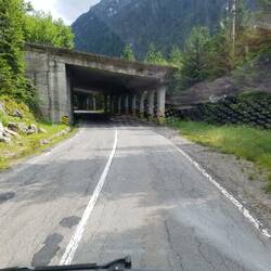 Einer der zahlreichen Tunnel auf dem Pass