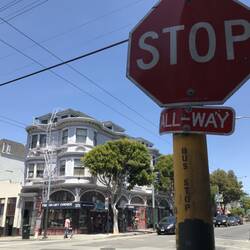 "Gut" gekennzeichnete Bushaltestelle