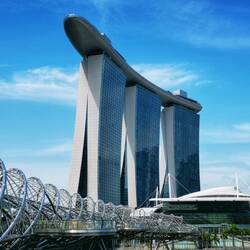 Marina Bay Sands - Hotel mit der Helix-Brücke im Vordergrund