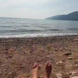 Avec un petit objet trouvé sur la plage..