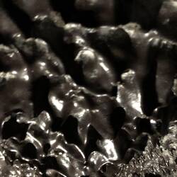 Stockdunkel und tolle Stille herrschte im Lavatunnel. Es war richtig unheimlich, wenn es dunkel war.