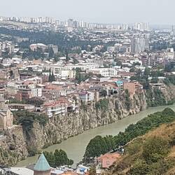 Ausblick auf die Felsen am Fluss
