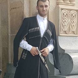 Zum Gottesdienst traditionell gekleideter Georgier