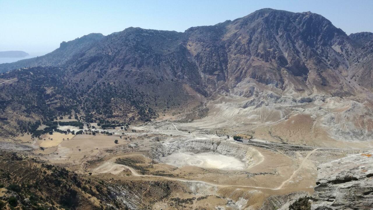 Der Krater vom Dorf Nikia aus