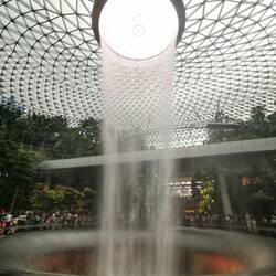 Höchster Indoor-Wasserfall am Flughafen Singapur