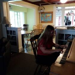 Das Klavier ist etwas 'out of tune'