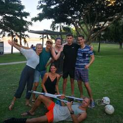 Emily, Eric, Vivi, Leo, Georg, Jonna und Tim an der Waterfront von Darwin