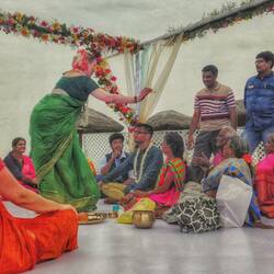 Bei einem Spiel mit Pappadam, dass sie dann hinter Rams Rücken zerdrücken musste