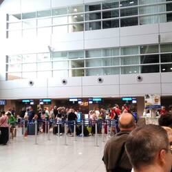 Anstellen am Check-In