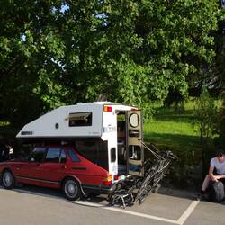 Rollende Wohnung am Bahnhof
