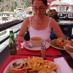 Beate isst Kastaniensuppe