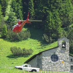 Ob der Pilot in die Kapelle will?