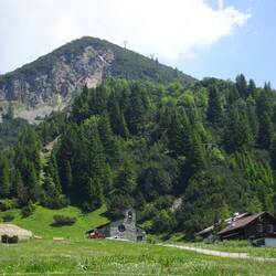 Jedenfalls parkt er direkt daneben.