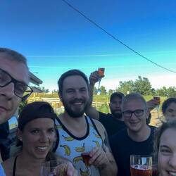 Markus' (links) letzter Abend. Darauf wurde mit Wild Rose Champagner angestoßen