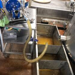 Von der Schleuder ohne Siebung ins Fass gepumpt