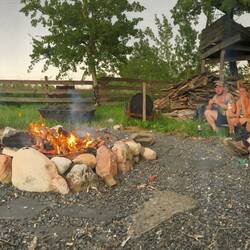 Auf Autositzsofas vorm Lagerfeuer