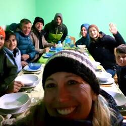 Die gesamte Gruppe gut eingepackt beim Abendessen