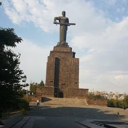 Mutter Armenien mit ewigem Feuer