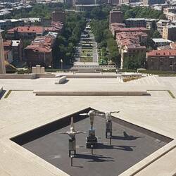 Blick über die Cascaden von Jerewan hinunter zur Oper