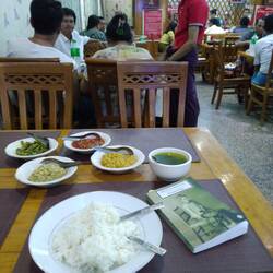 Avec "Burmese days", devant un curry birman. Thème respecté.