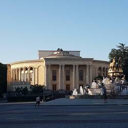 Theater und Brunnen in Kutaisi