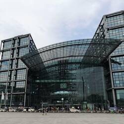 Der Hauptbahnhof Berlin. The main railway station Berlin.
