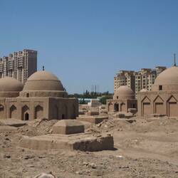 Uigurischer Friedhof mit chinesischen Hochhäusern