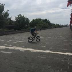 Mit dem Fahrrad auf der Stadtmauer entlang