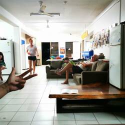 Täglich im Frogs Hollow - Engländer Tim am WOW zocken und Opi schläft auf der Couch daneben