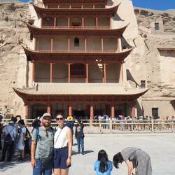 Mogao Grotte mit Pagoda, die den den 26m hohen Buddha schützt