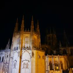 Die Kathedrale von Burgos vor dem Sonnenaufgang