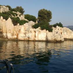 Steinbruch und Mauerreste am und im Wasser