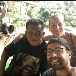 Linda et Steve with one of their hosts in a farm