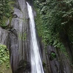 Der Air Tenjun Kuning Wasserfall