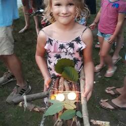 Thea beim Floßbau am Campingplatz